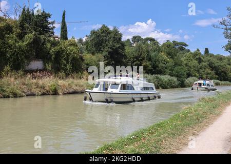 Boot,Boote,Segeln,Vergnügen,Boot,auf,Canal du Midi,populär,Freizeit,Aktivität,at,in,Carcassonne,Aude,Occitanie,Südfrankreich,Frankreich,Frankreich,Frankreich,Europa,europäisch,August,Sommer, Stockfoto