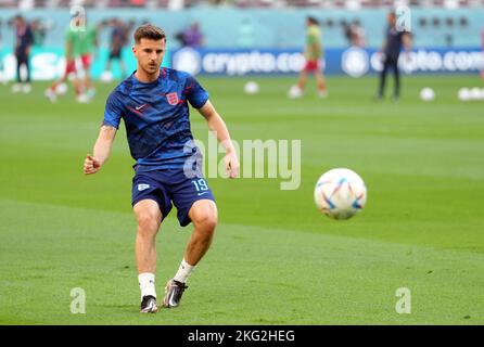 Der englische Mason Mount wärmt sich vor dem Spiel der FIFA-Weltmeisterschaft der Gruppe B im Khalifa International Stadium in Doha auf. Bilddatum: Montag, 21. November 2022. Stockfoto