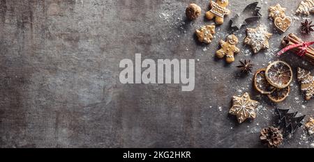 Weihnachten und Neujahr Lebkuchen mit Formen, Zimt, Sternanis, mit Mehl bestäubt. Stockfoto