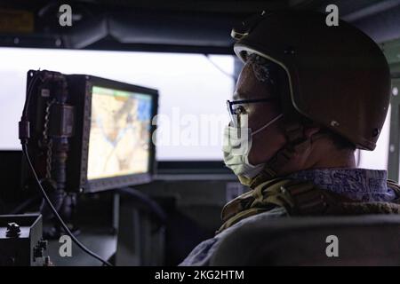 Nagamine Kotaro, ein Reporter von Ryukyu Shimpo, nimmt am Kampfkonvoi-Simulator in Camp Hansen, Okinawa, Japan, Teil, 25. Oktober 2022. III Marine Expeditionary Force veranstaltete einen Medienworkshop für Okinawan-Medienvertreter, um ein besseres Verständnis dessen zu vermitteln, was III MEF tut, um die Beziehungen zu ihrem Gastland zu verbessern. Die Medienvertreter hatten die Möglichkeit, mit Militärflugzeugen zu fliegen, Live-Feuerbereiche zu beobachten und das Jungle Warfare Training Center zu besuchen. Stockfoto