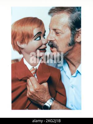 Bauchredner, Erfinder, Maler, Akupunkturist und TV-Pionier Paul Winchell posiert mit seiner handgefertigten Puppe Jerry Mahoney. 1976 in Sylmar, CA. Stockfoto