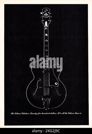 Eine minimalistische Werbung aus einem Musikmagazin aus dem Jahr 1969 für die Gibson Citation Gitarre Es war das kunstvolle, arbeitsintensivste und teuerste Produktionsinstrument, das die Firma je hergestellt hatte. Mit einem atemberaubenden Preis von $2500 war die Gitarre mehr als doppelt so teuer wie die Super 400CN, bis dahin Gibsons Top-Line-Akustik-Archtop. Stockfoto