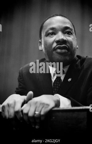 USA - 26. März 1964 - Dr. Martin Luther King beantwortet die Fragen von Journalisten auf einer Pressekonferenz an einem unbekannten Ort in den Vereinigten Staaten. DR K. Stockfoto