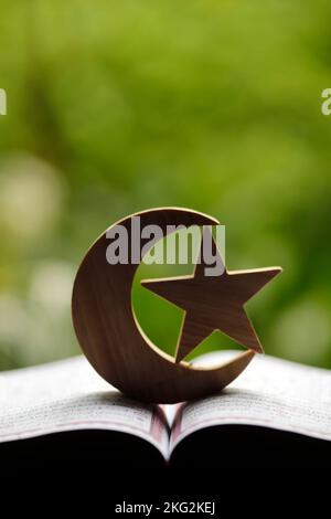 Heiliger Koran mit islam-Halbmond und Stern. Islamisches Symbol. Stockfoto