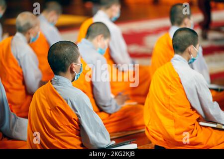 buddhistischer Tempel von BA Vang. Nonnen bei religiösen Ritualen. Buddhistische Zeremonie Uong Bi. Vietnam. Stockfoto