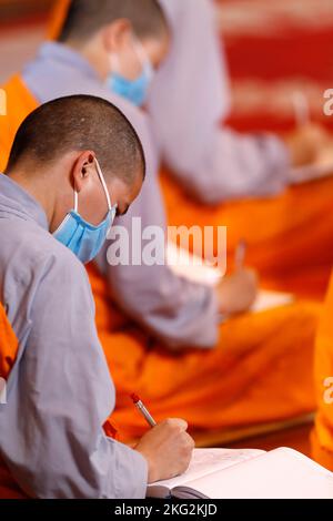 buddhistischer Tempel von BA Vang. Nonnen bei religiösen Ritualen. Buddhistische Zeremonie Uong Bi. Vietnam. Stockfoto
