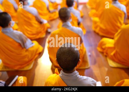 buddhistischer Tempel von BA Vang. Nonnen bei religiösen Ritualen. Buddhistische Zeremonie Uong Bi. Vietnam. Stockfoto