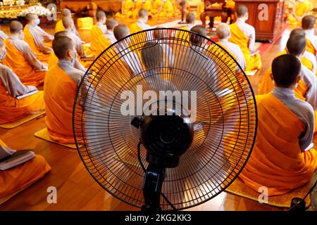buddhistischer Tempel von BA Vang. Nonnen bei religiösen Ritualen. Buddhistische Zeremonie Uong Bi. Vietnam. Stockfoto