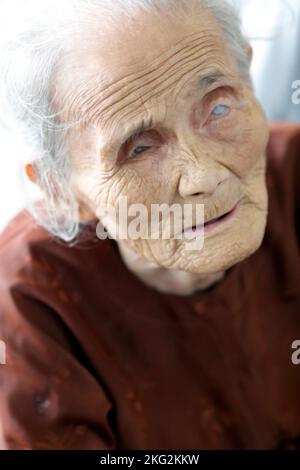 Thien Quang Co TU buddhistischer Tempel. Blinde ältere Frau. Tan Chau. Vietnam. Stockfoto