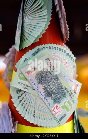 Phuoc langer buddhistischer Tempel. Brennende Höllenbanknoten und andere Formen von Joss-Papier für die buddhistische und taoistische Zeremonie. Tan Chau. Vietnam. Stockfoto