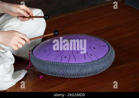 Stahlzunge, Trommel. Klangschale, Stahltrommel und Drumsticks. Instrument für Klangwellentherapie und Meditation, Heilung. Vietnam. Stockfoto