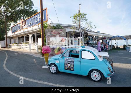 Fiat 500cc Vintage, der eine Eisdiele im Hafen von Latchi, Zypern, anwirbt Stockfoto