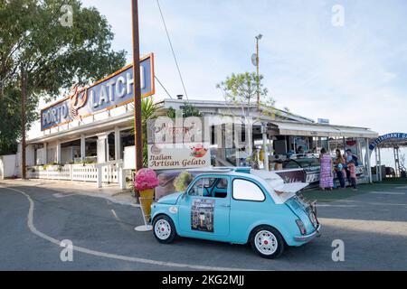 Fiat 500cc Vintage, der eine Eisdiele im Hafen von Latchi, Zypern, anwirbt Stockfoto