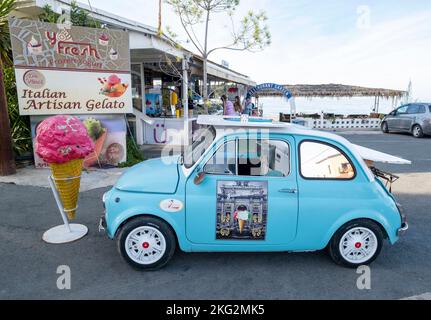 Fiat 500cc Vintage, der eine Eisdiele im Hafen von Latchi, Zypern, anwirbt Stockfoto