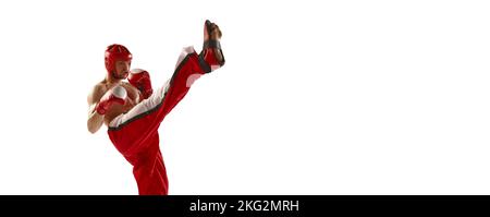 Junge professionelle Kickboxer trägt Helm und Boxhandschuhe in Bewegung isoliert auf weißem Hintergrund. Sport, Wettkampf, Energie, Kampfsport. Flyer Stockfoto