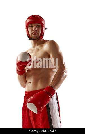Kräftiger und muskulös getrackter Kickboxer in roter Sportkleidung und Boxhandschuhe auf weißem Hintergrund. Gemischte Kampfkünste, Sport, Sieg, Sieg und Stockfoto