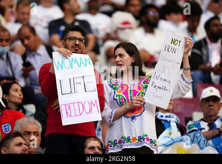 Iranische Fans auf den Tribünen protestieren vor dem Spiel der FIFA-Weltmeisterschaft der Gruppe B im Khalifa International Stadium in Doha. Bilddatum: Montag, 21. November 2022. Stockfoto