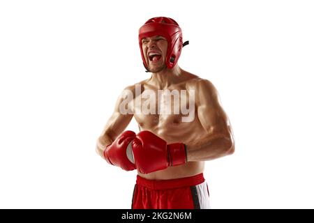 Kräftiger und muskulös getrackter Kickboxer in roter Sportkleidung und Boxhandschuhe auf weißem Hintergrund. Gemischte Kampfkünste, Sport, Sieg, Sieg und Stockfoto