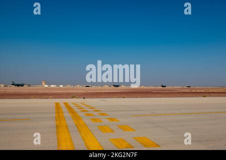 Die F-16 Kampfflugzeuge der US-Luftwaffe, die der Expeditionary Fighter Squadron 79. zugewiesen wurden, Taxi vor dem Start, vom Prince Sultan Air Base, Königreich Saudi-Arabien, 24. Oktober 2022. Während ihrer Einsatzrotation prognostizierten die 79. EFS-Tiger Kampfflugkraft im gesamten Verantwortungsbereich des US Central Command, unterstützten Personal und demonstrierten die Luftmacht der Koalition, um die regionale Sicherheit zu verbessern. Stockfoto