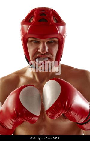 Nahaufnahme. Kräftiger und muskulös getrackter Kickboxer in roter Sportkleidung und Boxhandschuhe auf weißem Hintergrund. Gemischte Kampfkünste, Sport, Sieg, Sieg und Stockfoto