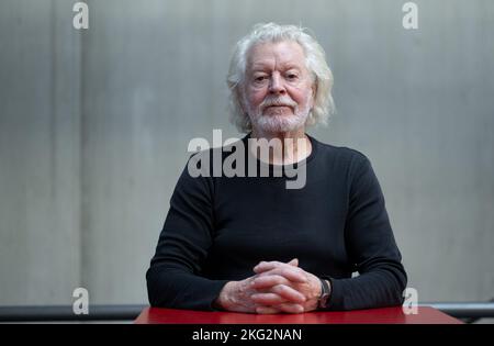 Stuttgart, Deutschland. 21.. November 2022. Der Ausnahmetänzer Egon Madsen, fotografiert im Theaterhaus in Stuttgart. Nach 70 Jahren beendet der 80-Jährige seine Bühnenlaufbahn. Als Solist war der Tänzer Egon Madsen Ende 1960s fester Bestandteil des 'Stuttgarter Ballettwunders'. (To dpa: 'Ausnahmetänzer Madsen: 'Irgendwann muss ich dem ein Ende machen') Credit: Bernd Weißbrod/dpa/Alamy Live News Stockfoto