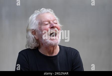 Stuttgart, Deutschland. 21.. November 2022. Der Ausnahmetänzer Egon Madsen, fotografiert im Theaterhaus in Stuttgart. Nach 70 Jahren beendet der 80-Jährige seine Bühnenlaufbahn. Als Solist war der Tänzer Egon Madsen Ende 1960s fester Bestandteil des 'Stuttgarter Ballettwunders'. (To dpa: 'Ausnahmetänzer Madsen: 'Irgendwann muss ich dem ein Ende machen') Credit: Bernd Weißbrod/dpa/Alamy Live News Stockfoto