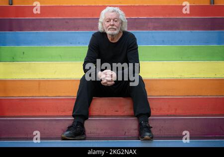 Stuttgart, Deutschland. 21.. November 2022. Der Ausnahmetänzer Egon Madsen, fotografiert im Theaterhaus in Stuttgart. Nach 70 Jahren beendet der 80-Jährige seine Bühnenlaufbahn. Als Solist war der Tänzer Egon Madsen Ende 1960s fester Bestandteil des 'Stuttgarter Ballettwunders'. (To dpa: 'Ausnahmetänzer Madsen: 'Irgendwann muss ich dem ein Ende machen') Credit: Bernd Weißbrod/dpa/Alamy Live News Stockfoto