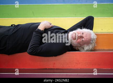 Stuttgart, Deutschland. 21.. November 2022. Der Ausnahmetänzer Egon Madsen, fotografiert im Theaterhaus in Stuttgart. Nach 70 Jahren beendet der 80-Jährige seine Bühnenlaufbahn. Als Solist war der Tänzer Egon Madsen Ende 1960s fester Bestandteil des 'Stuttgarter Ballettwunders'. (To dpa: 'Ausnahmetänzer Madsen: 'Irgendwann muss ich dem ein Ende machen') Credit: Bernd Weißbrod/dpa/Alamy Live News Stockfoto