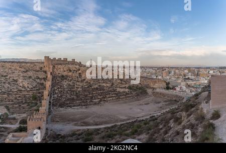 Almeria Spanien - 09 14 2021 Uhr: Blick auf die Außenfassade von Jayrán und die Festung Hoya auf der Alcazaba von Almería, mediterranen Hoya-Garten, Murallas del Cerro Stockfoto