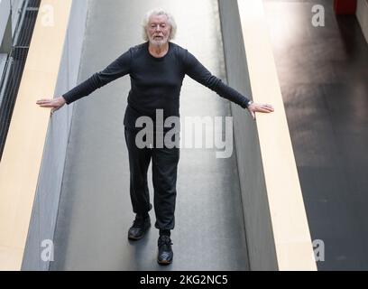 Stuttgart, Deutschland. 21.. November 2022. Der Ausnahmetänzer Egon Madsen, fotografiert im Theaterhaus in Stuttgart. Nach 70 Jahren beendet der 80-Jährige seine Bühnenlaufbahn. Als Solist war der Tänzer Egon Madsen Ende 1960s fester Bestandteil des 'Stuttgarter Ballettwunders'. (To dpa: 'Ausnahmetänzer Madsen: 'Irgendwann muss ich dem ein Ende machen') Credit: Bernd Weißbrod/dpa/Alamy Live News Stockfoto