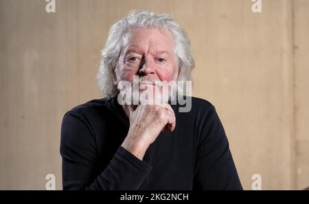 Stuttgart, Deutschland. 21.. November 2022. Der Ausnahmetänzer Egon Madsen, fotografiert im Theaterhaus in Stuttgart. Nach 70 Jahren beendet der 80-Jährige seine Bühnenlaufbahn. Als Solist war der Tänzer Egon Madsen Ende 1960s fester Bestandteil des 'Stuttgarter Ballettwunders'. (To dpa: 'Ausnahmetänzer Madsen: 'Irgendwann muss ich dem ein Ende machen') Credit: Bernd Weißbrod/dpa/Alamy Live News Stockfoto