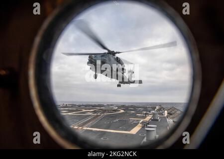 OSTSEE (Okt 25, 2022) Ein MH-60R Seahawk-Hubschrauber, der an das Maritime Strike Squadron (HSM) 79 des Hubschraubers angeschlossen ist, landet auf dem Flugdeck des Arleigh Burke-Klasse Lenkraketen-Zerstörers USS Roosevelt (DDG 80), 25. Oktober 2022. Roosevelt befindet sich im geplanten Einsatzgebiet der US Naval Forces Europe, das von der Sechsten Flotte der USA eingesetzt wird, um die Interessen der USA, der Alliierten und der Partner zu verteidigen. Stockfoto