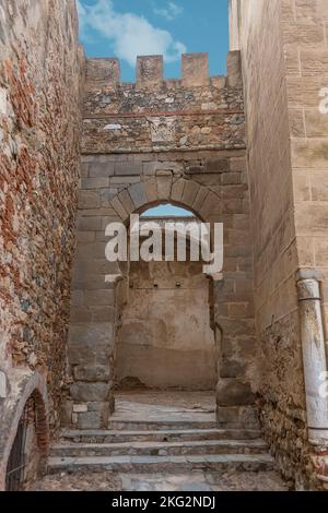 Badajoz Spanien - 09 17 2021 Uhr: Blick auf die Außenfestung im Badajoz-Palastkomplex, Alcazaba Badajoz, Puerta del Capitel, eines der beiden Originale Stockfoto