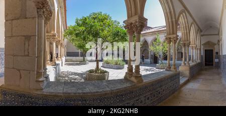 Tomar Portugal - 08 09 2022 Uhr: Panoramablick auf das verzierte romanische Friedhofskloster oder Claustro do Cemitério, ein berühmtes Stück der Portugiesen Stockfoto