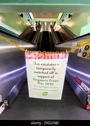 Vertikale Ansicht. Die Rolltreppe ist außerhalb der Hauptverkehrszeiten geschlossen, um Energie für den Singapore Green Plan 2030 zu sparen. Eine nationale Bewegung für nachhaltige Entwicklung. Stockfoto