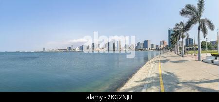 Luanda Angola - 09 17 2022: Panoramablick auf die Luanda Bucht und Luanda marginal, Fußgängerweg mit tropischen Palmen, Downtown Lifestyle, Taxi Stockfoto