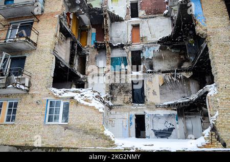 Non Exclusive: HORENKA, UKRAINE - 19. NOVEMBER 2022 - das Wandbild des englischen Straßenkünstlers Banksy an der Wand einer fünfstöckigen Wohnung b Stockfoto