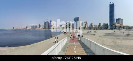 Luanda Angola - 10 09 2022 Uhr: Panoramablick auf die Bucht von Luanda und Luanda Marginal, Fußgängerweg mit tropischen Palmen, Lebensstil in der Innenstadt, Taxi Stockfoto