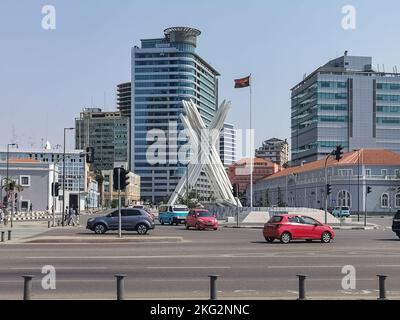 Luanda Angola - 10 09 2022 Uhr: Blick auf das Luanda Marginal, das Hauptbüro-Turm von Sonangol, den Lebensstil der Innenstadt, moderne Wolkenkratzer und andere Gebäude Stockfoto