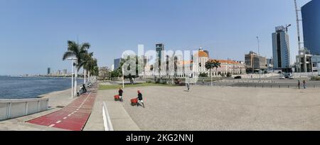 Luanda Angola - 10 09 2022: Panoramablick auf Luanda Marginal, BNA - Angola National Bank und Münzmuseum Gebäude, Downtown Lifestyle, moderne sk Stockfoto