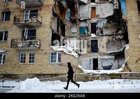 Non Exclusive: HORENKA, UKRAINE - 19. NOVEMBER 2022 - das Wandbild des englischen Straßenkünstlers Banksy an der Wand einer fünfstöckigen Wohnung b Stockfoto