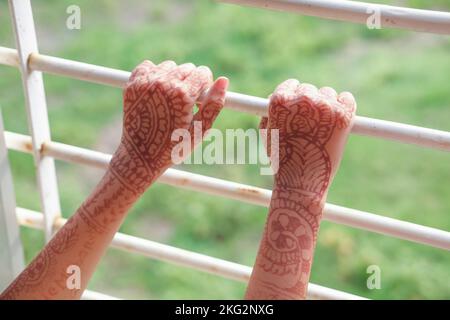 Rückansicht des Kindes mit Henna auf der Hand Stockfoto