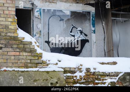 Non Exclusive: HORENKA, UKRAINE - 19. NOVEMBER 2022 - das Wandbild des englischen Straßenkünstlers Banksy an der Wand einer fünfstöckigen Wohnung b Stockfoto