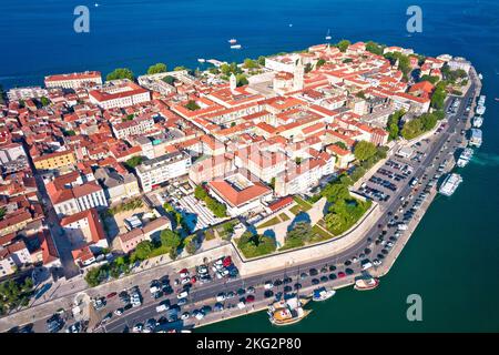 Stadt Zadar historischen Zentrum und am Wasser Luftpanorama, Touristenziel in Dalmatien Region von Kroatien Stockfoto