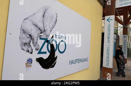 Rostock, Deutschland. 21.. November 2022. Der Haupteingang des Rostocker Zoos mit dem Logo. Im Rahmen einer Presseveranstaltung stellen der Zoo und die Wiro - Wohnen in Rostock Wohnungsgesellschaft GmbH als Partner ein Projekt für den Roten Panda vor. Der gekonnte Kletterer aus dem Himalaya ist etwa einen Meter groß und laut der World Conservation Union IUCN eine der am stärksten gefährdeten Arten. Es soll nach Renovierungsarbeiten wieder in den Zoo eingeführt werden. Quelle: Bernd Wüstneck/dpa/Alamy Live News Stockfoto