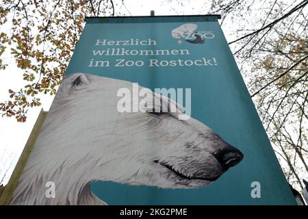 Rostock, Deutschland. 21.. November 2022. Am Haupteingang steht ein Display mit dem Rostocker Zoo-Logo. Im Rahmen einer Presseveranstaltung stellen der Zoo und die Wiro - Wohnen in Rostock Wohnungsgesellschaft GmbH als Partner ein Projekt für den Roten Panda vor. Der gekonnte Kletterer aus dem Himalaya ist etwa einen Meter groß und laut der World Conservation Union IUCN eine der am stärksten gefährdeten Arten. Es soll nach Renovierungsarbeiten wieder in den Zoo eingeführt werden. Quelle: Bernd Wüstneck/dpa/Alamy Live News Stockfoto