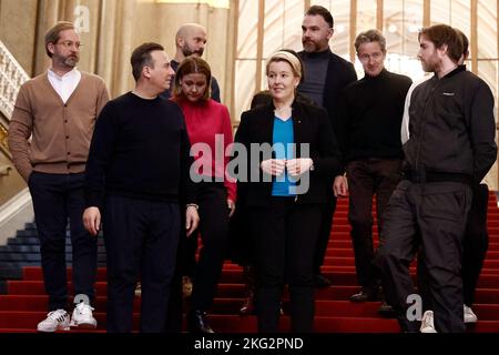 Berlin, Deutschland. 21.. November 2022. Franziska Giffey (SPD, M), Regierende Bürgermeisterin von Berlin, und Berlins Spitzenkoch Tim raue (r), stehen nach einem Treffen auf den Stufen des Roten Rathauses mit den Preisträgern der „World's 50 Best Restaurants“ des Restaurant Magazine zusammen. Quelle: Carsten Koall/dpa/Alamy Live News Stockfoto