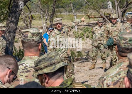 Der Oberst der US-Armee, Anthony Barbina, der Kommandant der 36. Engineer Brigade, hält eine Rede während einer Überquerung der Lücke im Rahmen von Remagen Ready, in Fort Hood, Texas, am 26. Oktober 2022. Die Veranstaltung stellte die frühen Stadien der Bildung eines Gap Crossing Training Center auf dem Postweg dar. Stockfoto