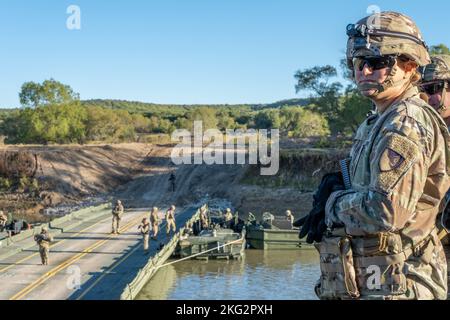 Die US-Armeekapitän Carly Lafranchi, die Kommandantin der Multi-Role Bridge Company von 74., überwacht die verbesserte Bändchenbrücke während einer Überquerung im Rahmen von Remagen Ready, in Fort Hood, Texas, am 26. Oktober 2022. Die Veranstaltung stellte die frühen Stadien der Bildung eines Gap Crossing Training Center auf dem Postweg dar. Stockfoto