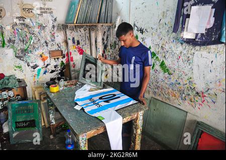 Non Exclusive: 20 Nov 2022 in Sylhet, Bangladesch: Ein bangladeschischer Druckdienstleister fertigt in seinem Geschäft in Zindabazar in Sylhet, B, ein Fußballtrikot Stockfoto